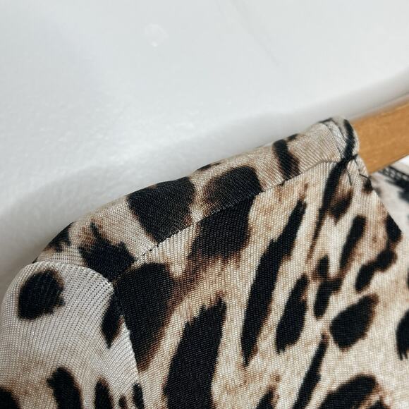 Chicos Travelers Leopard Print Top Womens 8/10 M 1 Slinky Knit Animal Resort - Picture 3 of 6